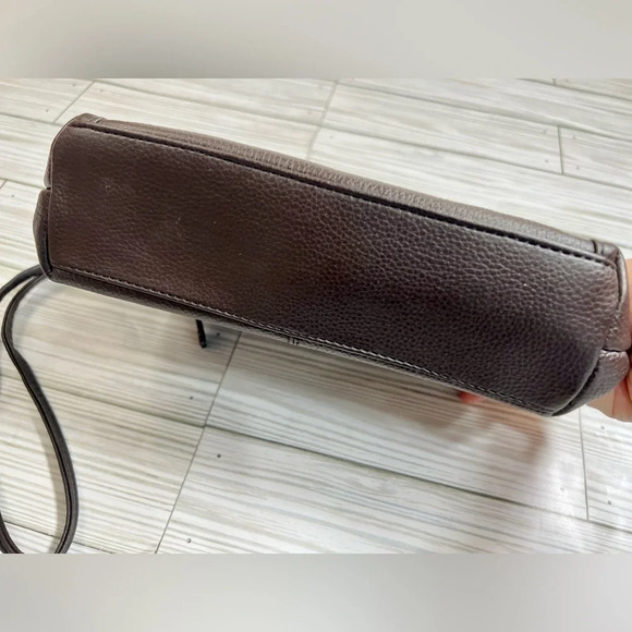 STONE MOUNTAIN Dark Brown Pebble Leather Crossbody Bag Embossed Logo Like New - Picture 6 of 9